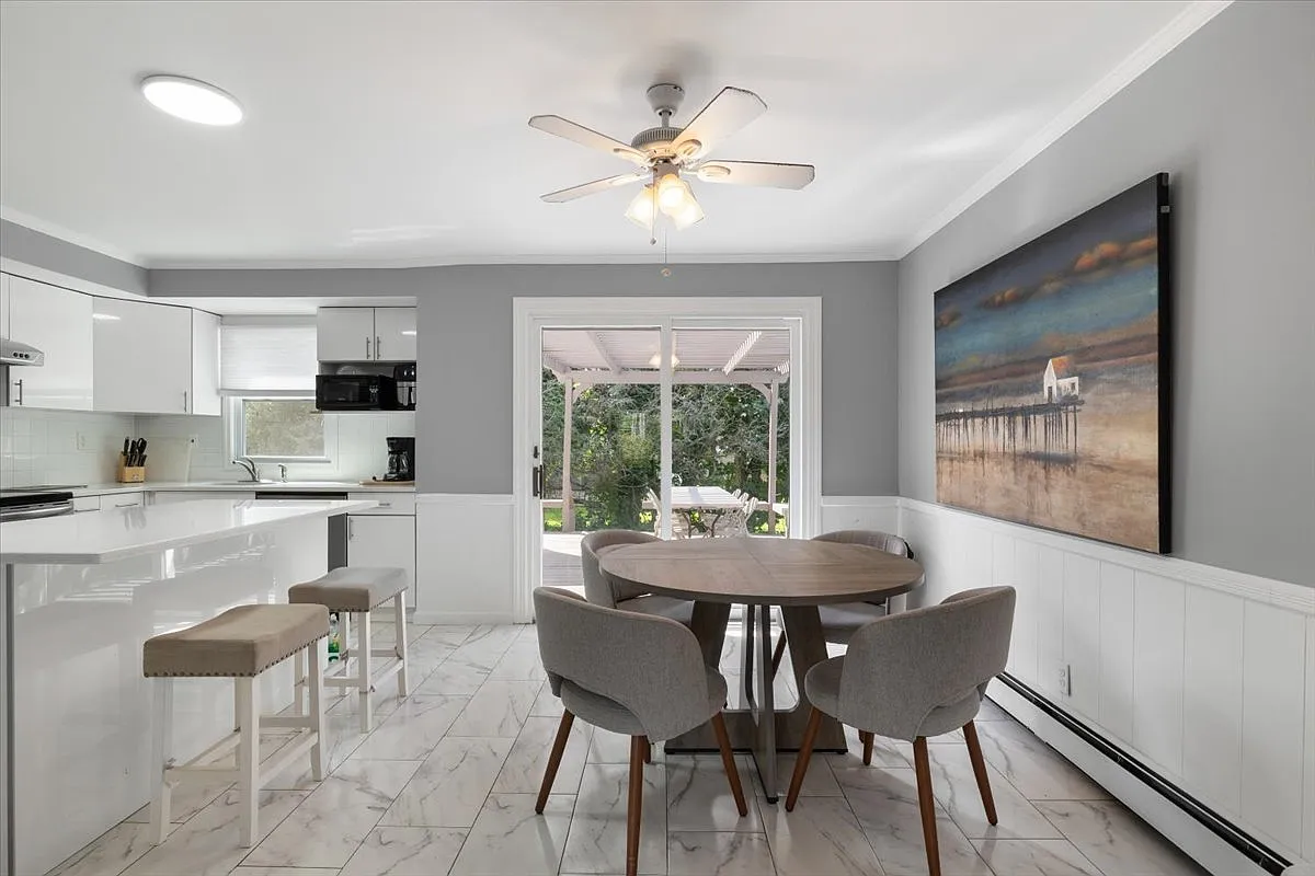 4 bed, 2.5 bath, 2295 sqft, $5,490 — Photo 4