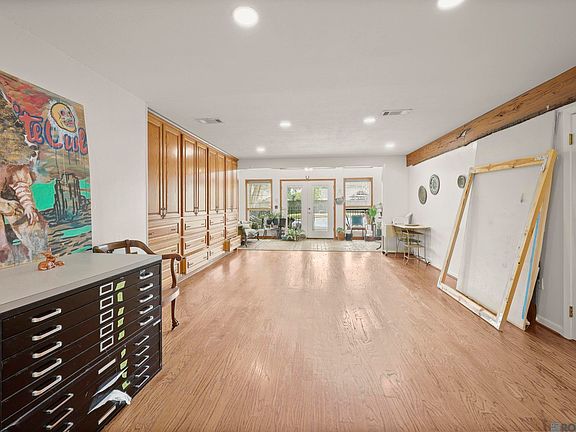 5th image of 1056 E Lakeview Dr