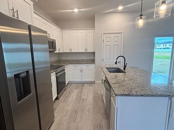 4th image of 423 Churchill Ct