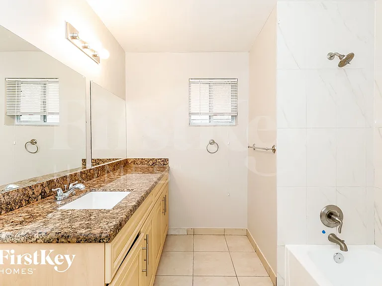 3763 SW 17th St — Photo 7