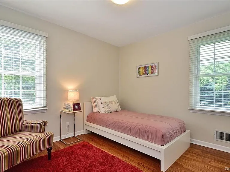 9 Franklin Ave — Photo 20