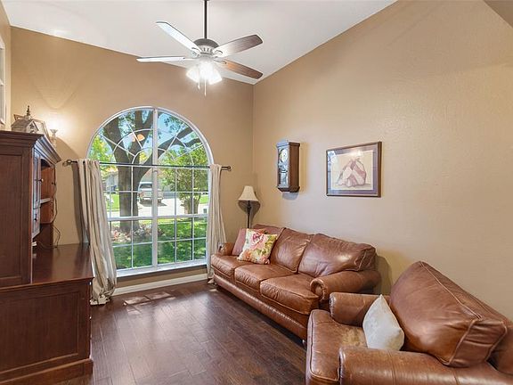 5th image of 2932 Coventry Ln