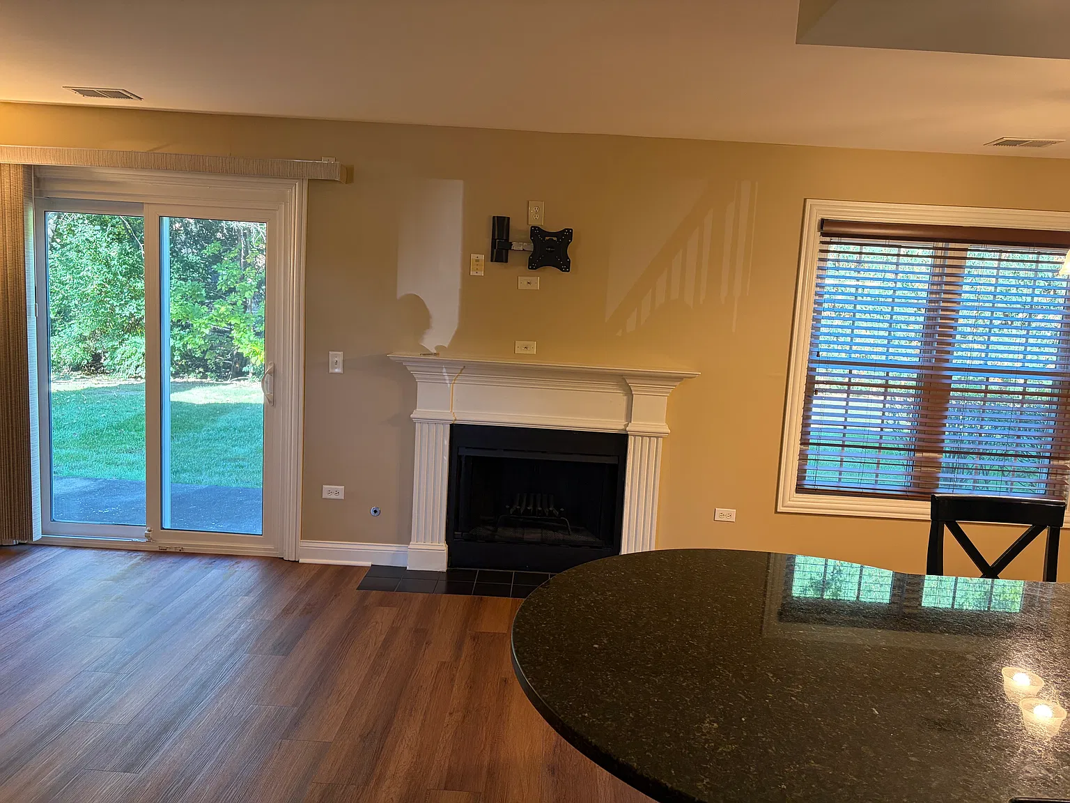 2 bed, 1.5 bath, 1080 sqft, $2,300 — Photo 4