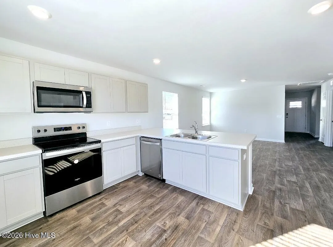 3 bed, 2.0 bath, 1256 sqft, $1,649 — Photo 2