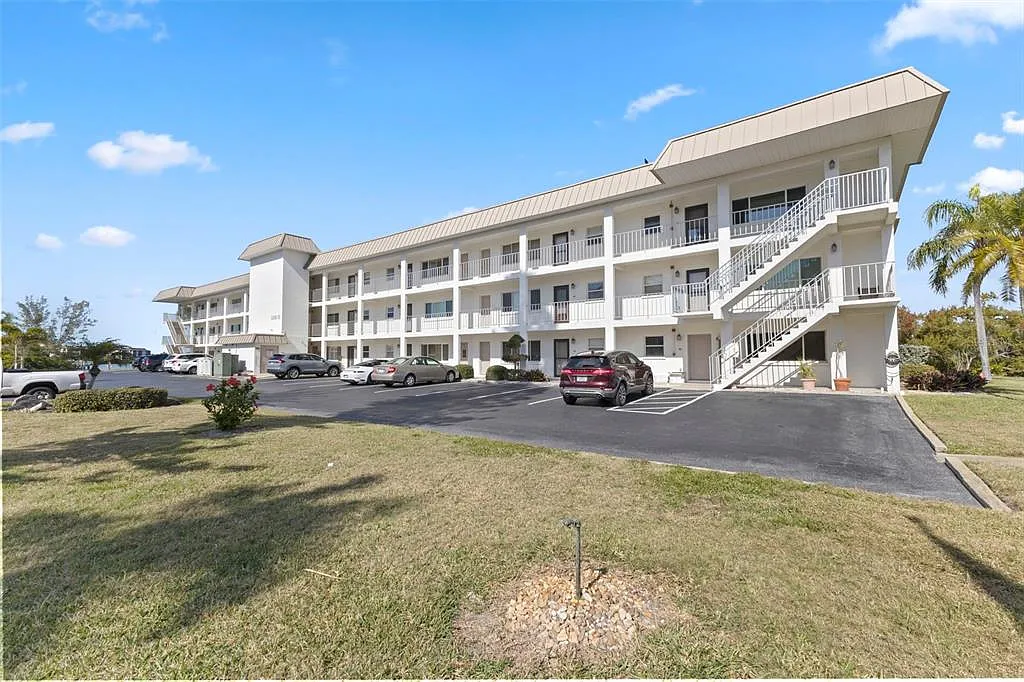 2 bed, 2.0 bath, 1106 sqft, $4,000 — Photo 2