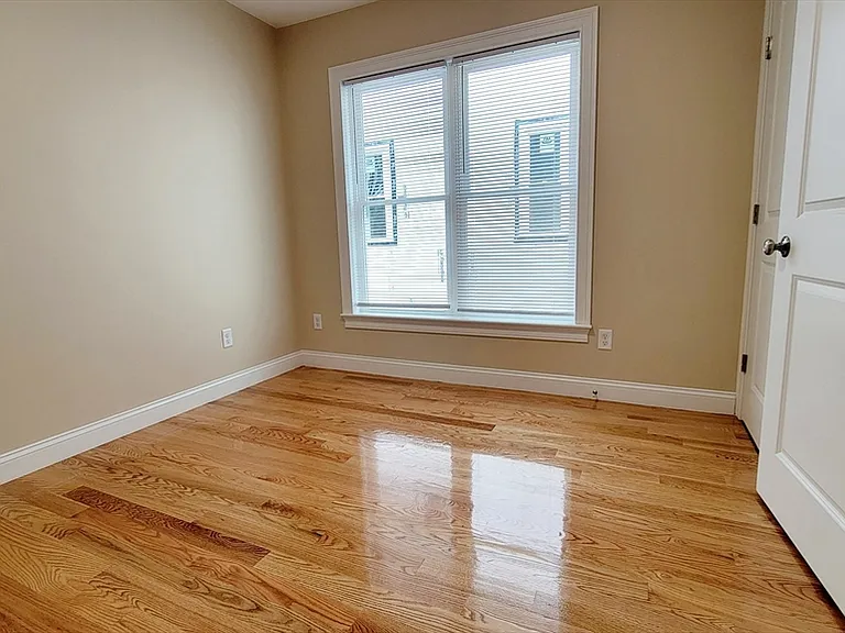 64 Waverly St #3 — Photo 8