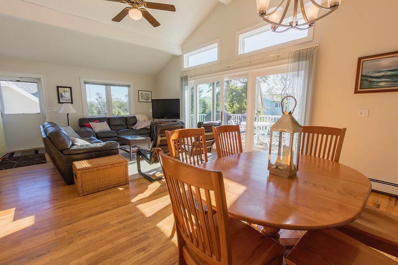3 Bedroom Montauk Ranch — Photo 4