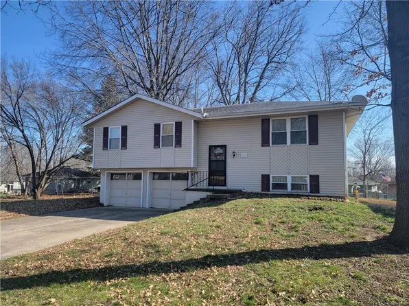 1209 SE 18th St, Oak Grove, MO 64075