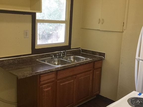 3rd image of 6704 N Market St #C