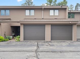 915 Stone Ridge Pl, Dubuque, IA 52001