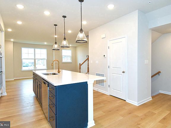 4th image of 402 Matlock Ln