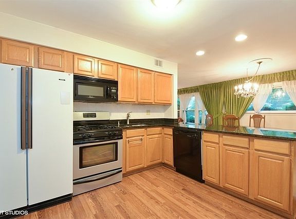 4th image of 7922 Kostner Ave