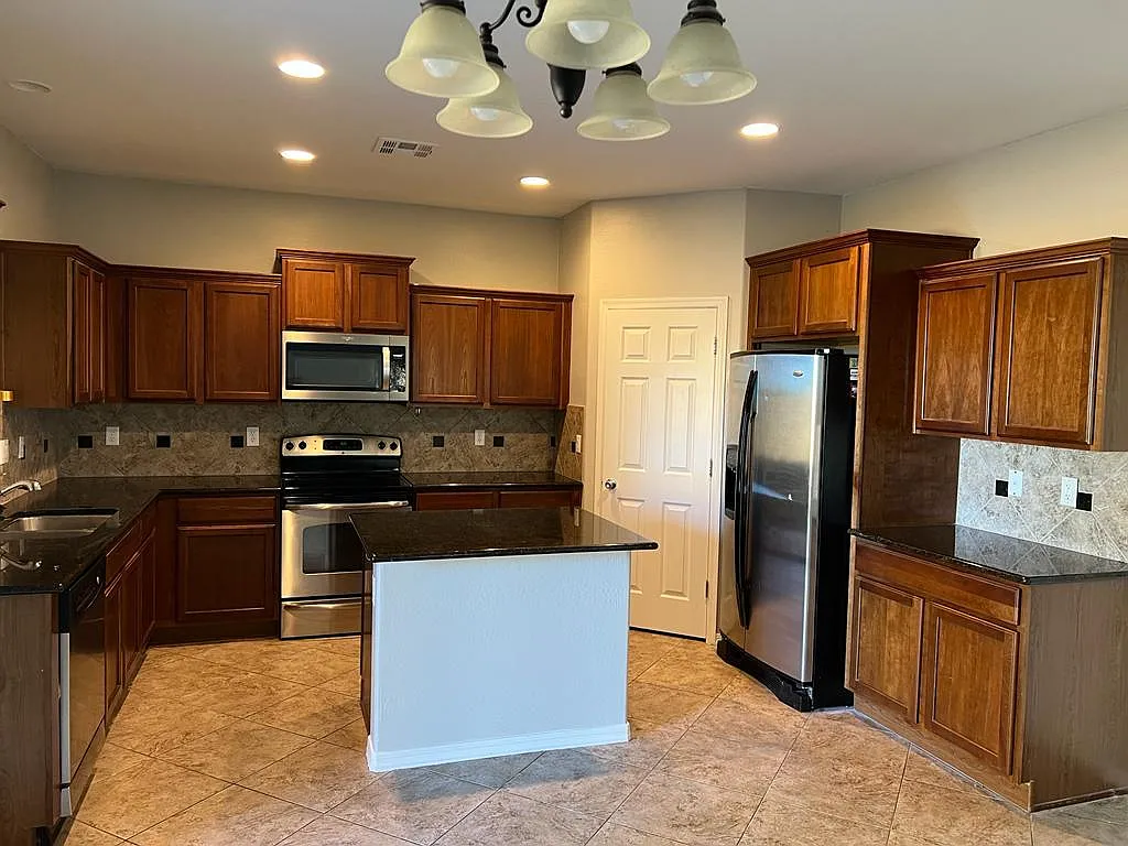 3 bed, 2.5 bath, 2092 sqft, $2,195 — Photo 4