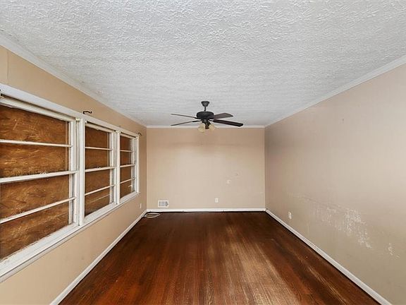 3rd image of 2402 Dawn Dr