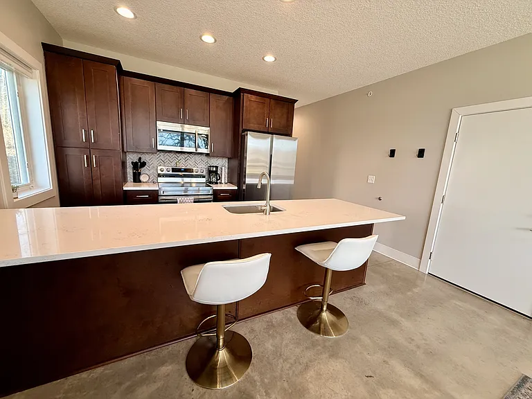 3933 Kenwood Ave — Photo 9