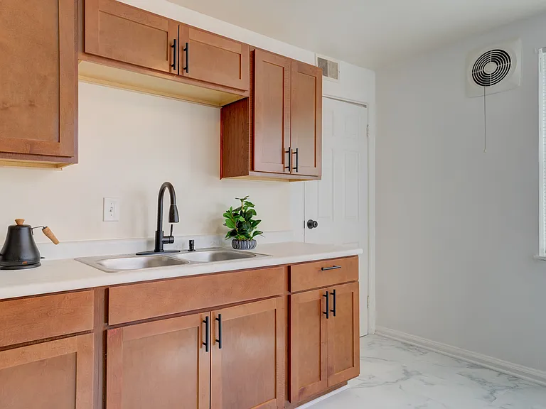 2411 Harris St — Photo 8