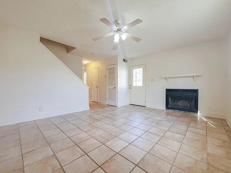 105 Kingsbury Ct — Photo 3