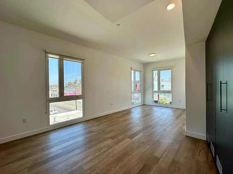 5300 W Adams Blvd #302 — Photo 5