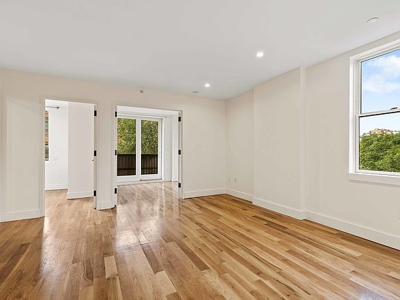 3rd image of 10 Lexington Ave #3D1