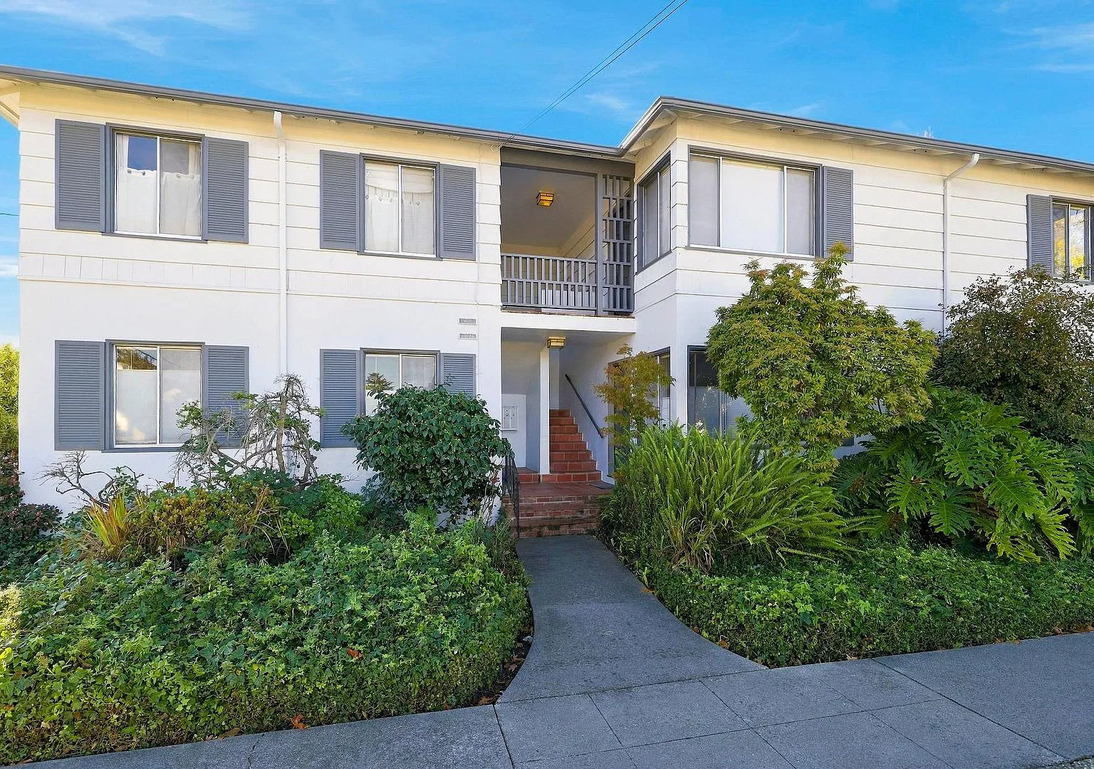Spacious 2 Bedroom Upstairs Unit In El Cerrito! — Photo 1