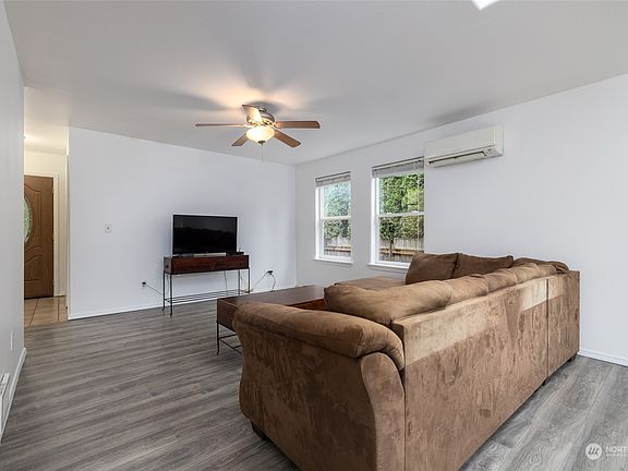 3rd image of 3058 Glenhaven Drive