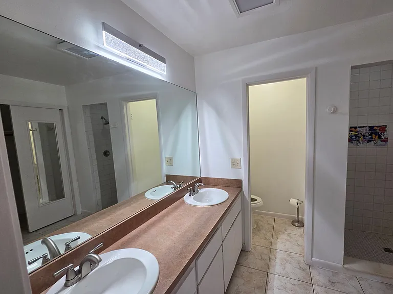 239 W Riverside Dr — Photo 5