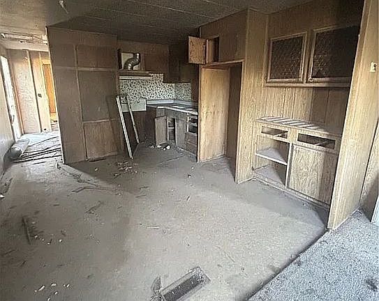 4th image of 2735 E Carver Ave
