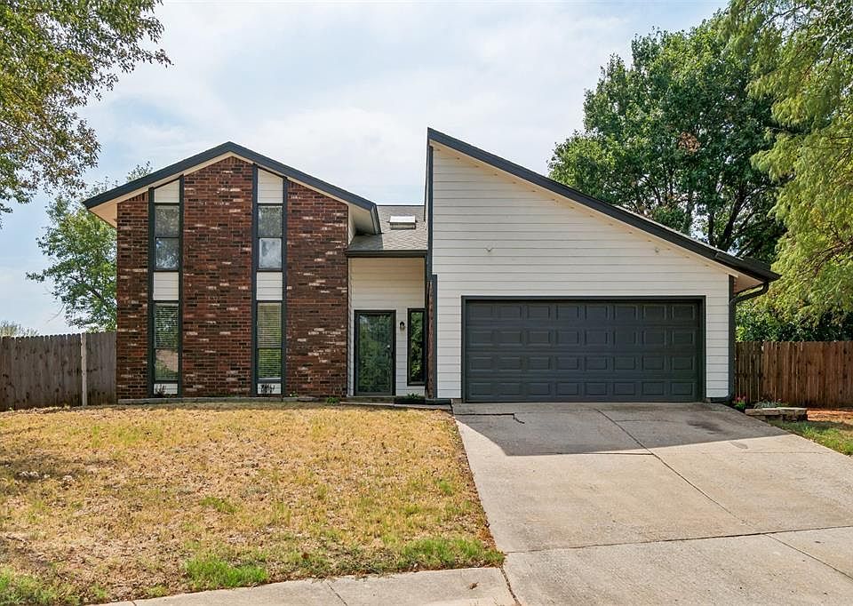 1st image of 824 Lakeside Cir