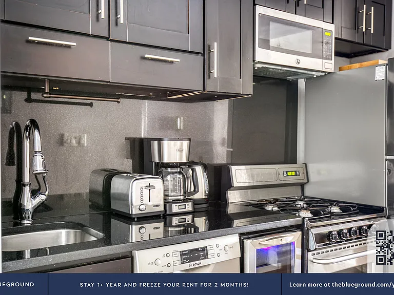 102 E 7th St #3 — Photo 7