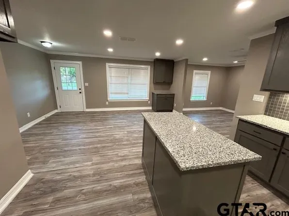 219 N Oak St, Van, TX 75790