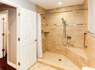 44 Castle Ridge Dr #143, East Hanover, NJ 07936