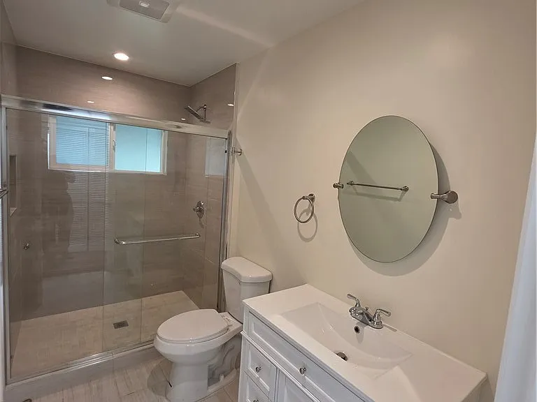 10849 N Swinton Ave — Photo 11