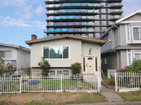 5075 Payne St, Vancouver, BC V5R 4J5