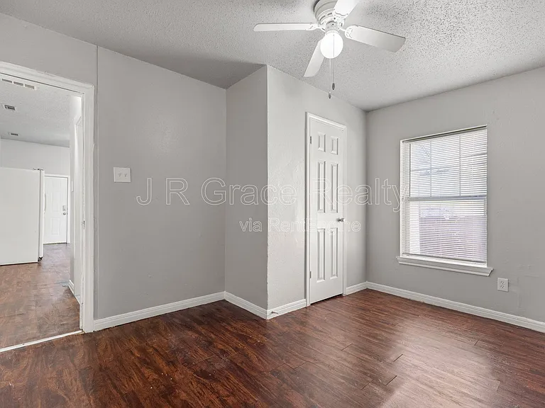 1720 Webster Ave — Photo 8