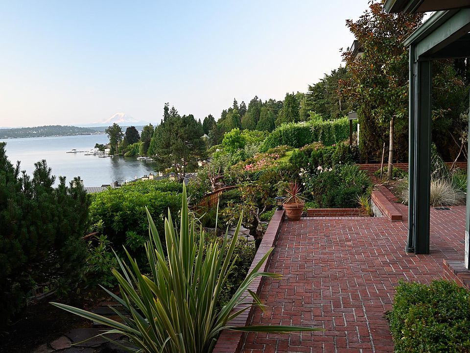Commanding view of lake WA, Bellevue (not in this photo) and Mt. Rainier