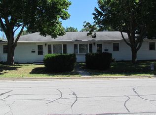 11 N Cherrytree Ct, North Aurora, IL 60542