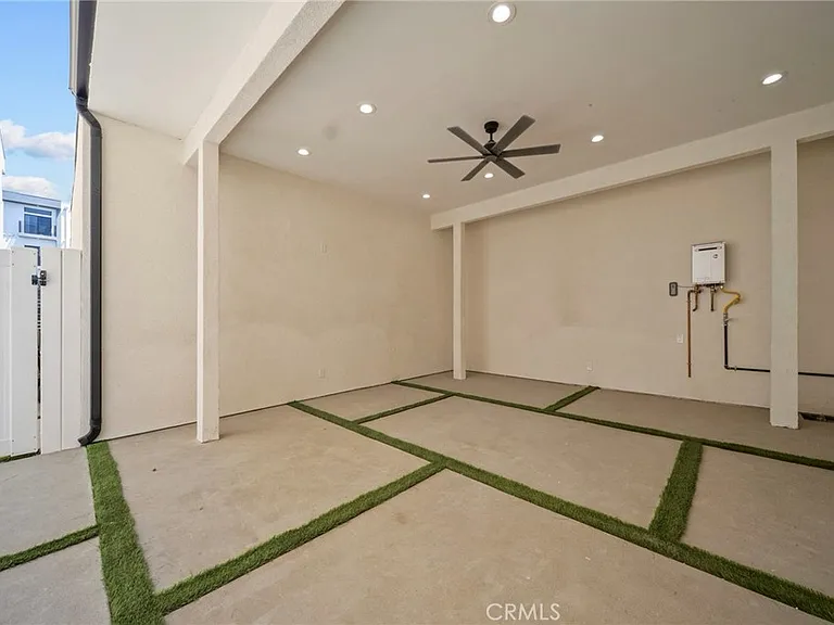 11488 Burbank Blvd — Photo 19