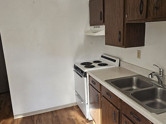 3rd image of 600 E 9th St APT 28