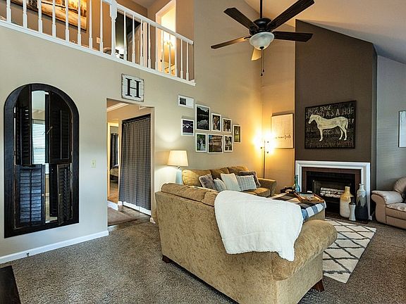 3rd image of 109 Cumberland Trce