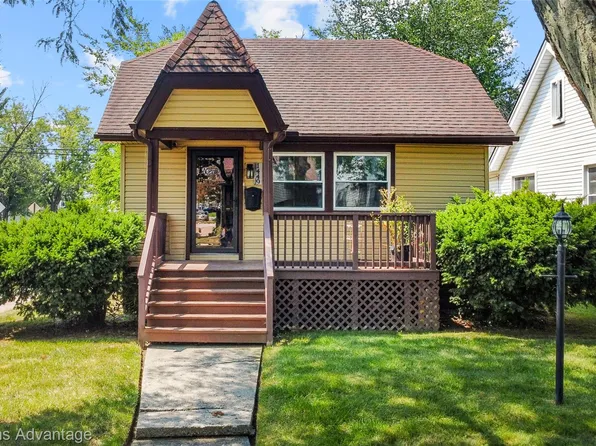 1449 Wayburn St, Grosse Pointe Park, MI 48230