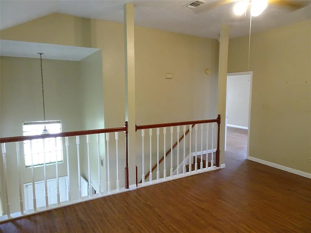 4 bed, 2.5 bath, 2025 sqft, $1,900 — Photo 4