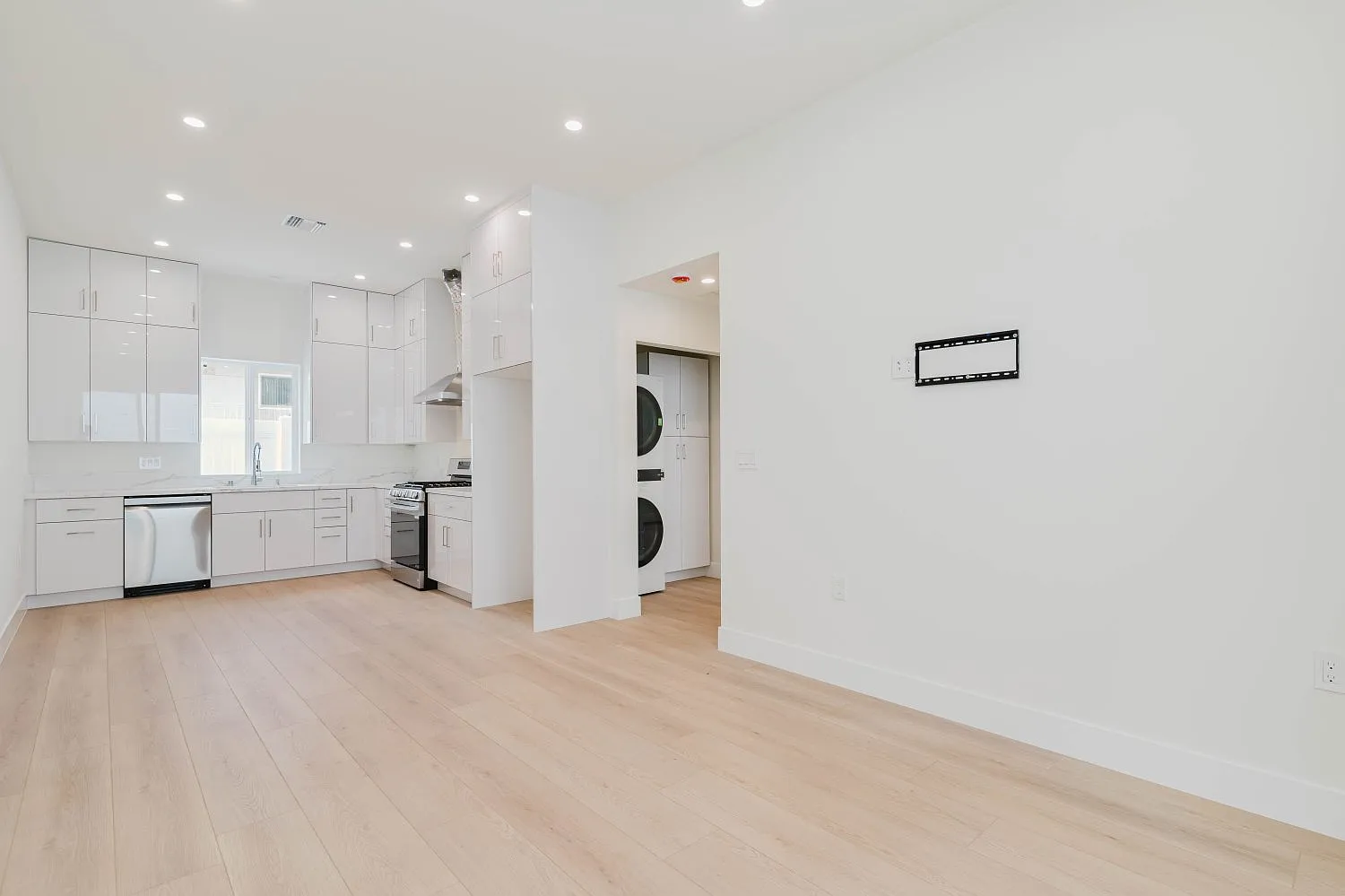 2 bed, 800 sqft, $3,200 — Photo 4