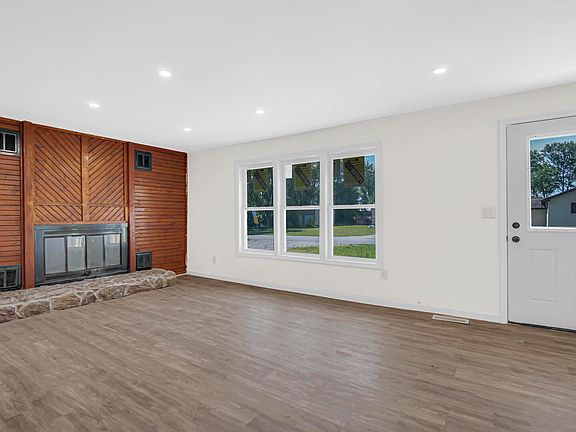 4th image of 315 Holly Dr