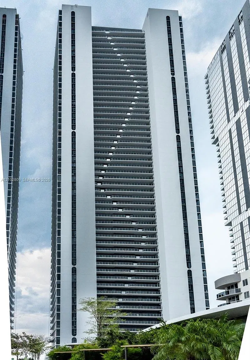 Aria Reserve South Condo — Photo 1