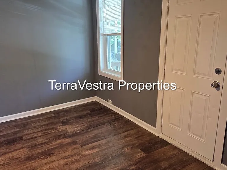 242 W Washington St — Photo 4