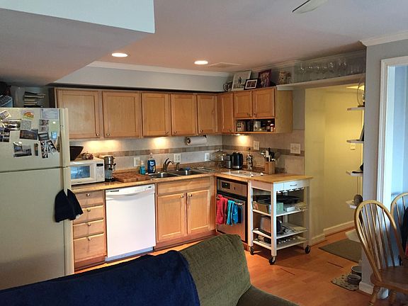 the hallway going from kitchen to the second bedroom or stud