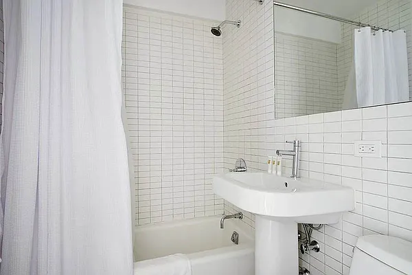 Rented by Manhattan Realty Group | media 8