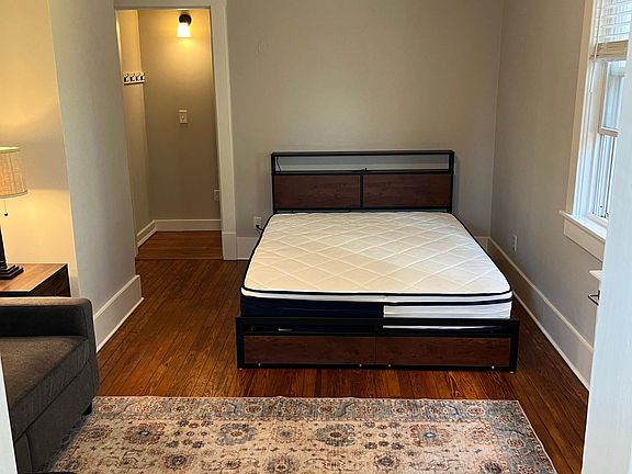 3rd image of 2000 Kenilworth Pl #3