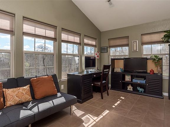 5th image of 211 Kinross Dr