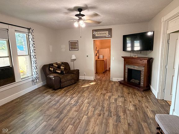 4th image of 102 Railroad St